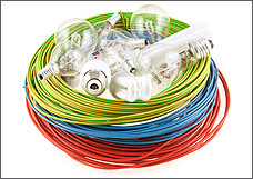 Image de câbles et d'ampoules symbolisant une installation intérieure électrique.